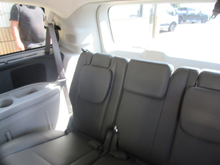 2012 Volkswagen Routan 4dr Wgn SE w/RSE & Navigation, available for sale in Little Ferry, New Jersey | Royalty Auto Sales. Little Ferry, New Jersey 2012 Volkswagen Routan 4dr Wgn SE w/RSE & Navigation, available for sale in Little Ferry, New Jersey | Royalty Auto Sales. Little Ferry, New Jersey