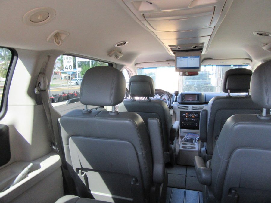 2012 Volkswagen Routan 4dr Wgn SE w/RSE & Navigation, available for sale in Little Ferry, New Jersey | Royalty Auto Sales. Little Ferry, New Jersey 2012 Volkswagen Routan 4dr Wgn SE w/RSE & Navigation, available for sale in Little Ferry, New Jersey | Royalty Auto Sales. Little Ferry, New Jersey