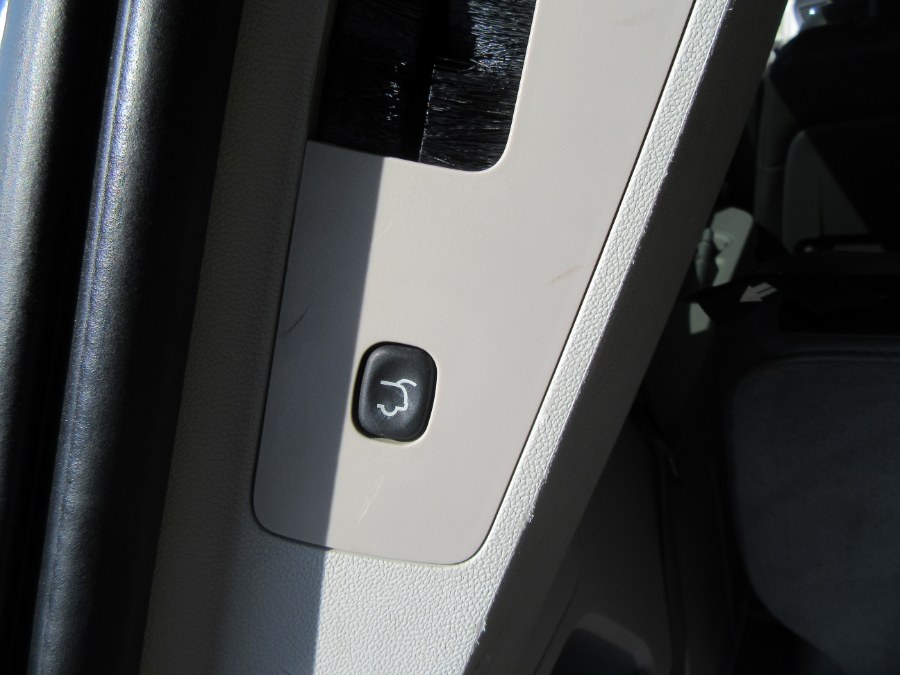2012 Volkswagen Routan 4dr Wgn SE w/RSE & Navigation, available for sale in Little Ferry, New Jersey | Royalty Auto Sales. Little Ferry, New Jersey 2012 Volkswagen Routan 4dr Wgn SE w/RSE & Navigation, available for sale in Little Ferry, New Jersey | Royalty Auto Sales. Little Ferry, New Jersey