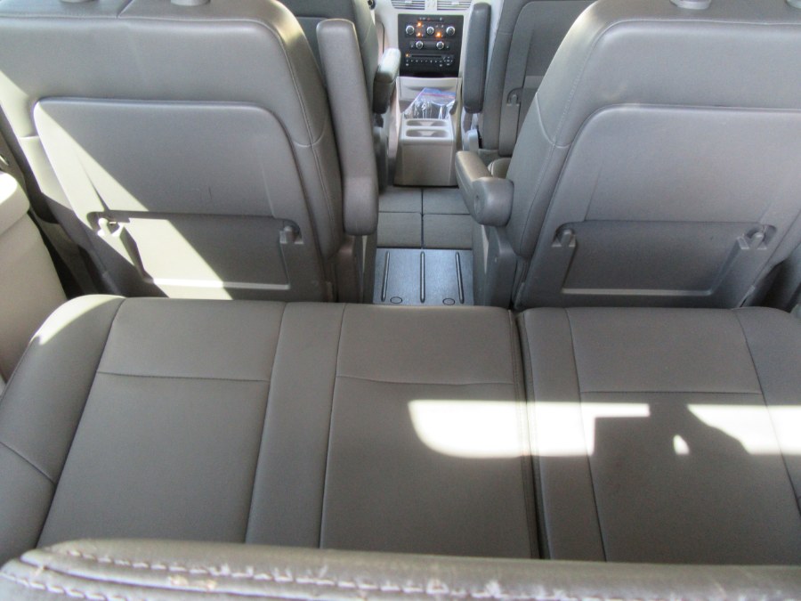 2012 Volkswagen Routan 4dr Wgn SE w/RSE & Navigation, available for sale in Little Ferry, New Jersey | Royalty Auto Sales. Little Ferry, New Jersey 2012 Volkswagen Routan 4dr Wgn SE w/RSE & Navigation, available for sale in Little Ferry, New Jersey | Royalty Auto Sales. Little Ferry, New Jersey
