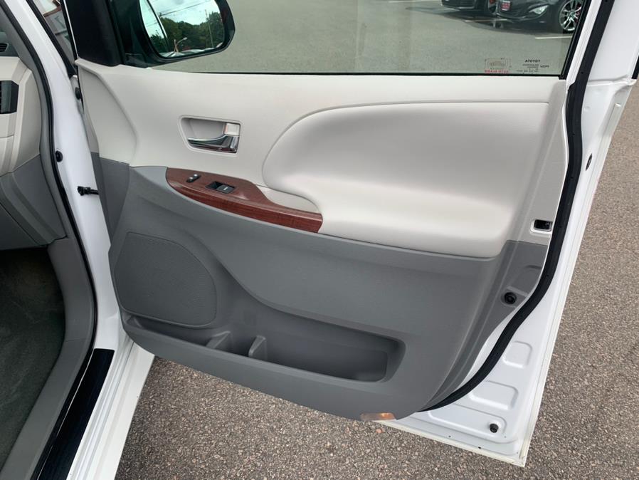 2014 Toyota Sienna 5dr 8-Pass Van V6 XLE FWD, available for sale in South Windsor, Connecticut | Mike And Tony Auto Sales, Inc. South Windsor, Connecticut 2014 Toyota Sienna 5dr 8-Pass Van V6 XLE FWD, available for sale in South Windsor, Connecticut | Mike And Tony Auto Sales, Inc. South Windsor, Connecticut