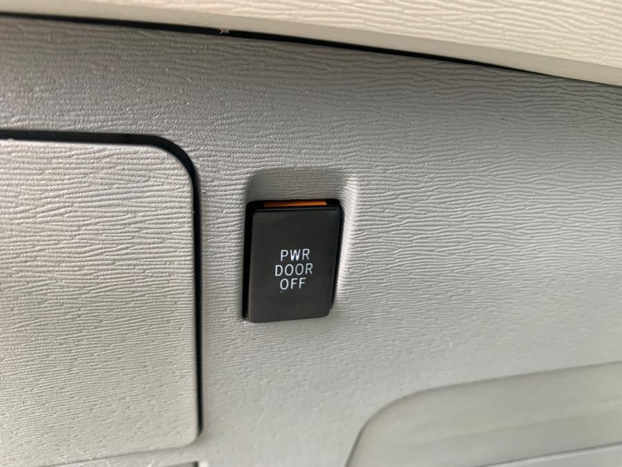 2014 Toyota Sienna 5dr 8-Pass Van V6 XLE FWD, available for sale in South Windsor, Connecticut | Mike And Tony Auto Sales, Inc. South Windsor, Connecticut 2014 Toyota Sienna 5dr 8-Pass Van V6 XLE FWD, available for sale in South Windsor, Connecticut | Mike And Tony Auto Sales, Inc. South Windsor, Connecticut