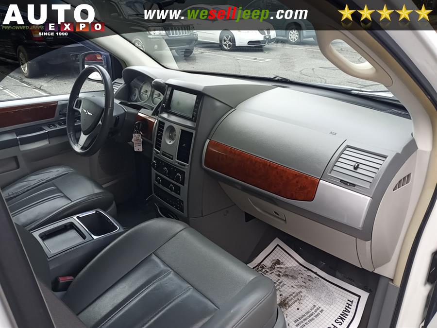 Used Chrysler Town & Country 4dr Wgn Touring 2009 | Auto Expo. Huntington, New York Used Chrysler Town & Country 4dr Wgn Touring 2009 | Auto Expo. Huntington, New York