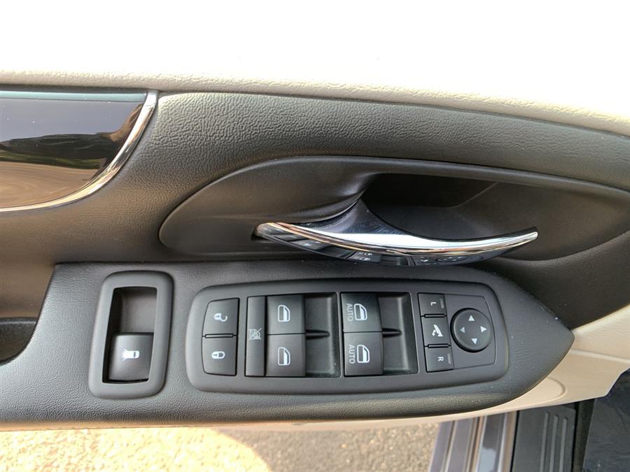 2014 Chrysler Town & Country 4dr Wgn Touring-L, available for sale in Stratford, Connecticut | Wiz Leasing Inc. Stratford, Connecticut 2014 Chrysler Town & Country 4dr Wgn Touring-L, available for sale in Stratford, Connecticut | Wiz Leasing Inc. Stratford, Connecticut