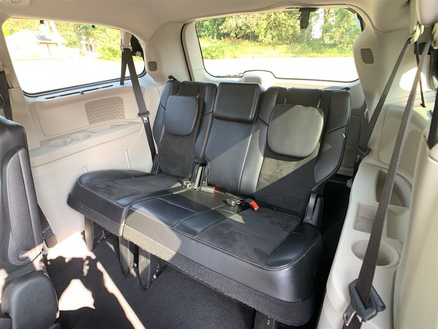 2014 Chrysler Town & Country 4dr Wgn Touring-L, available for sale in Stratford, Connecticut | Wiz Leasing Inc. Stratford, Connecticut 2014 Chrysler Town & Country 4dr Wgn Touring-L, available for sale in Stratford, Connecticut | Wiz Leasing Inc. Stratford, Connecticut