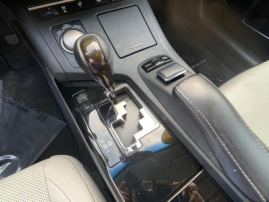 2013 Lexus ES 350 4dr Sdn, available for sale in Stratford, Connecticut | Wiz Leasing Inc. Stratford, Connecticut 2013 Lexus ES 350 4dr Sdn, available for sale in Stratford, Connecticut | Wiz Leasing Inc. Stratford, Connecticut