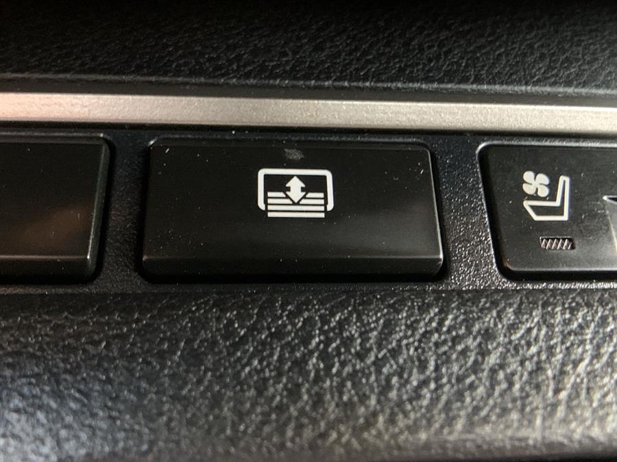 2013 Lexus ES 350 4dr Sdn, available for sale in Stratford, Connecticut | Wiz Leasing Inc. Stratford, Connecticut 2013 Lexus ES 350 4dr Sdn, available for sale in Stratford, Connecticut | Wiz Leasing Inc. Stratford, Connecticut