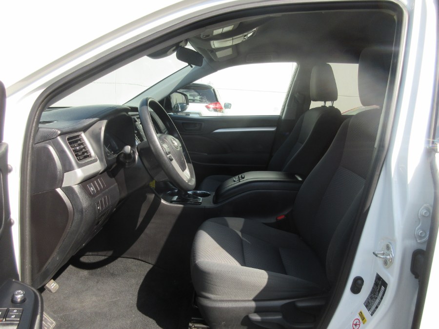 2019 Toyota Highlander LE Plus V6 FWD (Natl), available for sale in Linden, New Jersey | Route 27 Auto Mall. Linden, New Jersey 2019 Toyota Highlander LE Plus V6 FWD (Natl), available for sale in Linden, New Jersey | Route 27 Auto Mall. Linden, New Jersey