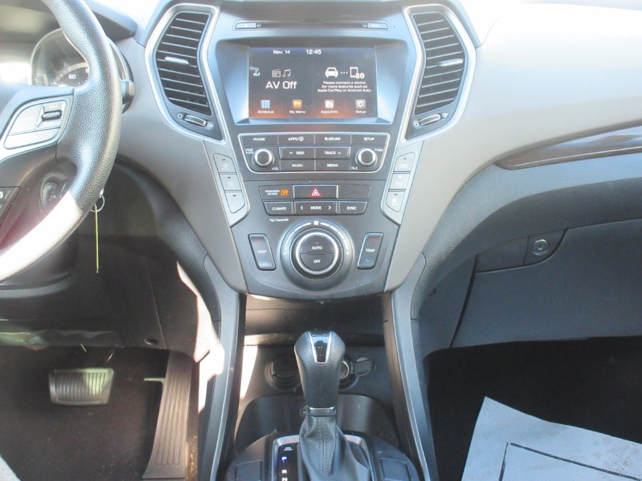 Used Hyundai Santa Fe SE 3.3L Auto AWD 2017 | Route 27 Auto Mall. Linden, New Jersey Used Hyundai Santa Fe SE 3.3L Auto AWD 2017 | Route 27 Auto Mall. Linden, New Jersey