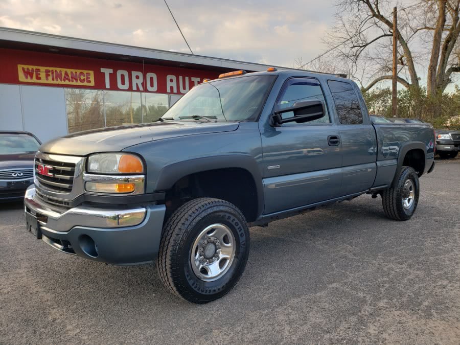 2006 GMC Sierra 2500HD 6.6 Duramax Diesel 143.5" WB 4WD SL, available for sale in East Windsor, Connecticut | Toro Auto. East Windsor, Connecticut