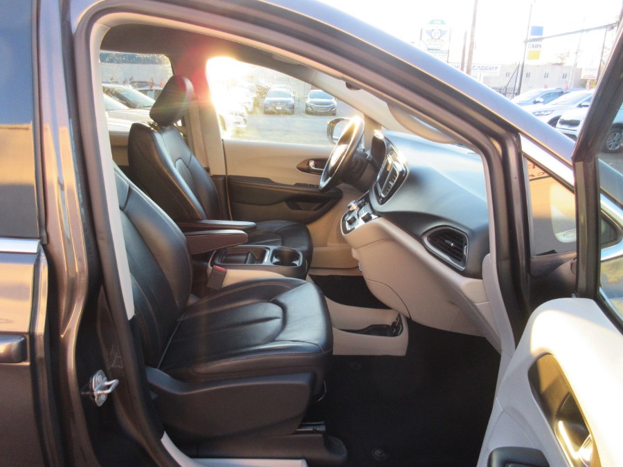Used Chrysler Pacifica Touring L FWD 2019 | Route 27 Auto Mall. Linden, New Jersey Used Chrysler Pacifica Touring L FWD 2019 | Route 27 Auto Mall. Linden, New Jersey