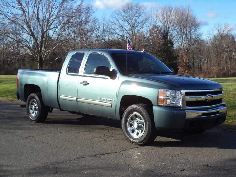 2009 Chevrolet Silverado 1500 4WD Ext Cab 143.5" LT, available for sale in Berlin, Connecticut | International Motorcars llc. Berlin, Connecticut