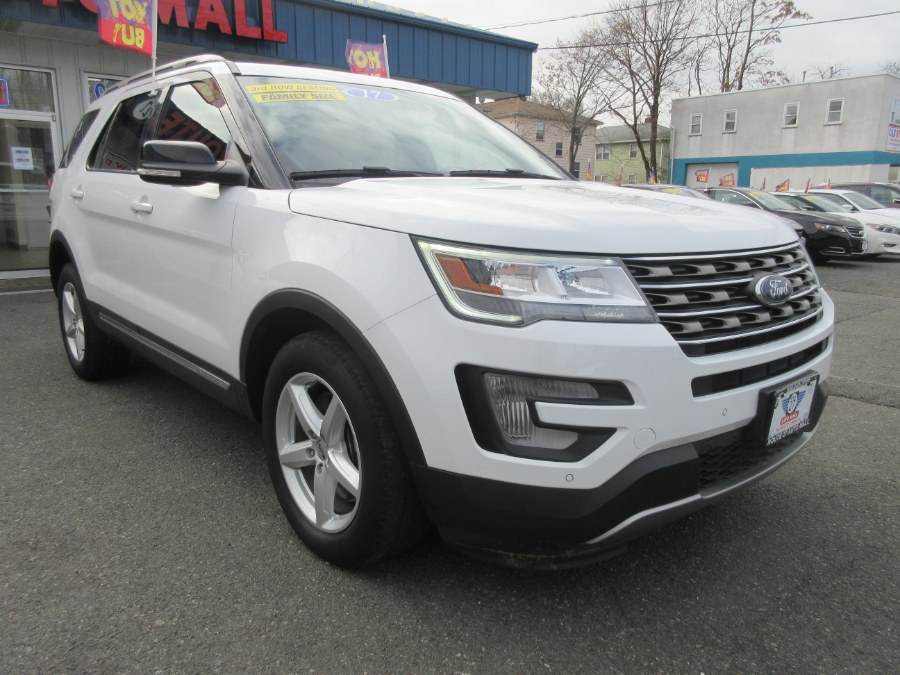 The 2017 Ford Explorer XLT 4WD
