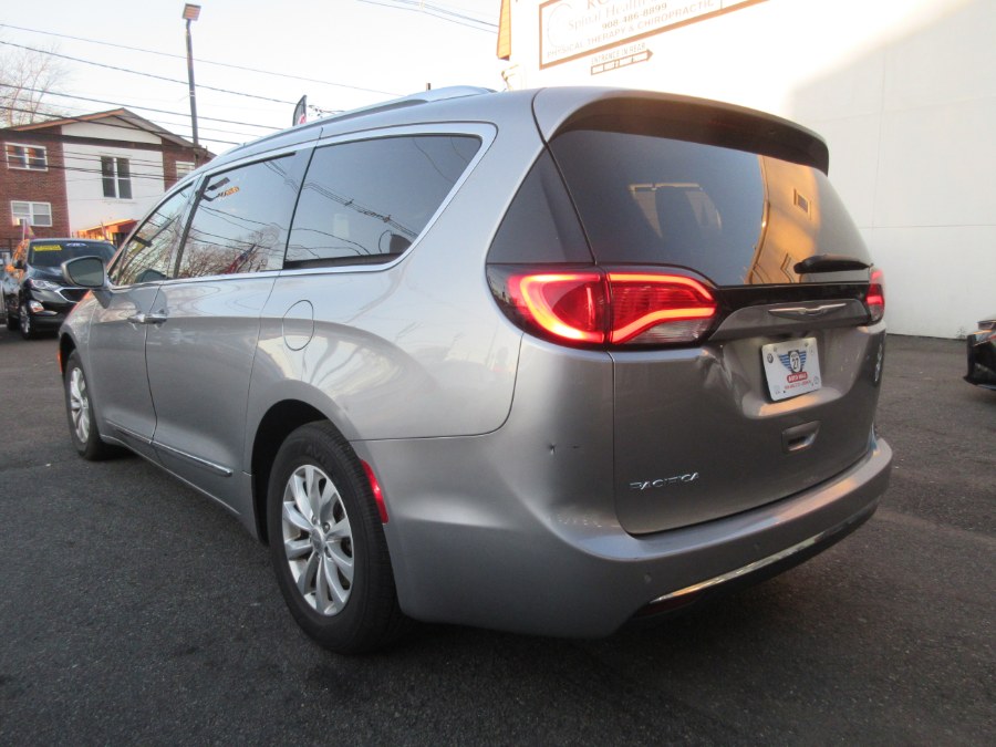 2019 Chrysler Pacifica Touring L FWD photo