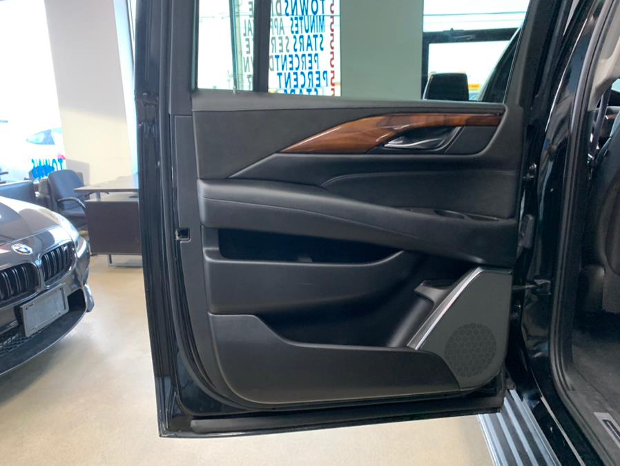 Used Cadillac Escalade ESV 4WD 4dr Luxury 2017 | 5 Towns Drive. Inwood, New York Used Cadillac Escalade ESV 4WD 4dr Luxury 2017 | 5 Towns Drive. Inwood, New York