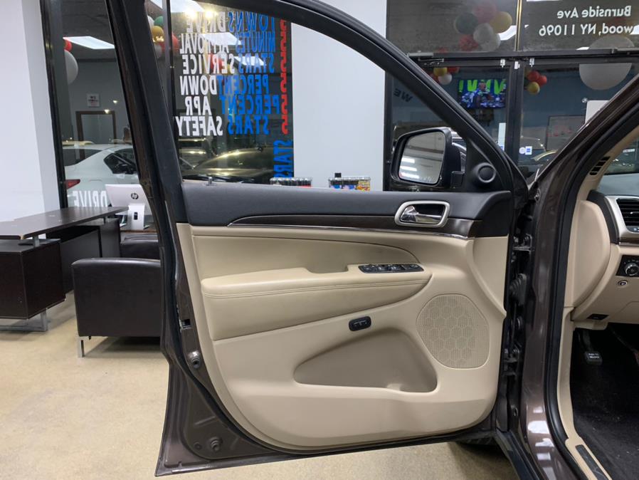 2017 Jeep Limited Grand Cherokee Limited 4x4, available for sale in Inwood, New York | 5 Towns Drive. Inwood, New York 2017 Jeep Limited Grand Cherokee Limited 4x4, available for sale in Inwood, New York | 5 Towns Drive. Inwood, New York