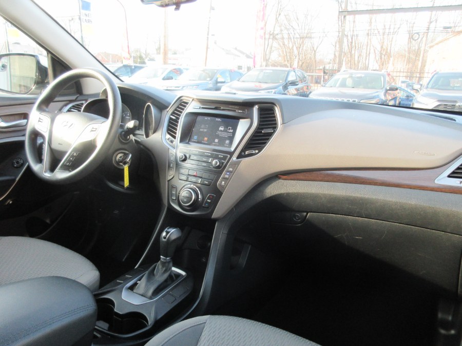 Used Hyundai Santa Fe SE 3.3L Auto AWD 2017 | Route 27 Auto Mall. Linden, New Jersey Used Hyundai Santa Fe SE 3.3L Auto AWD 2017 | Route 27 Auto Mall. Linden, New Jersey