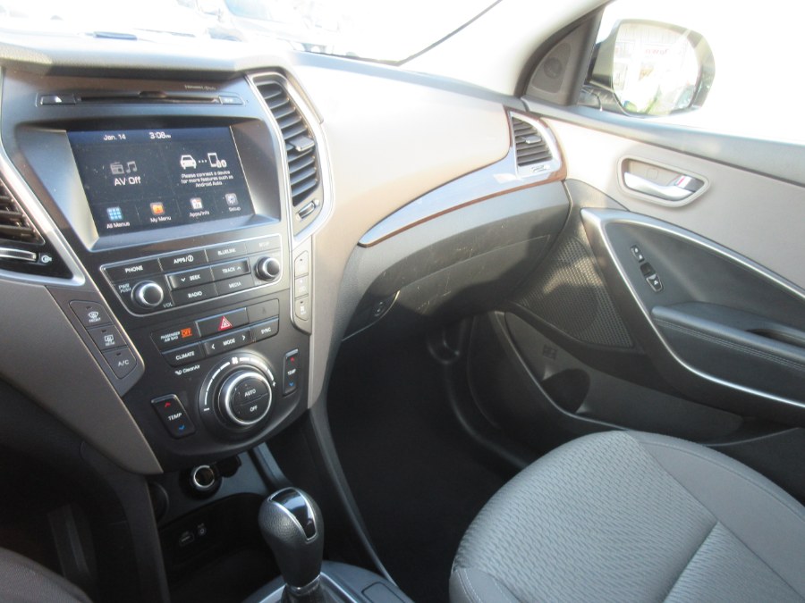 Used Hyundai Santa Fe SE 3.3L Auto AWD 2017 | Route 27 Auto Mall. Linden, New Jersey Used Hyundai Santa Fe SE 3.3L Auto AWD 2017 | Route 27 Auto Mall. Linden, New Jersey