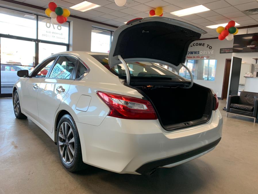 Used Nissan Altima 2.5 SL Sedan 2017 | 5 Towns Drive. Inwood, New York Used Nissan Altima 2.5 SL Sedan 2017 | 5 Towns Drive. Inwood, New York