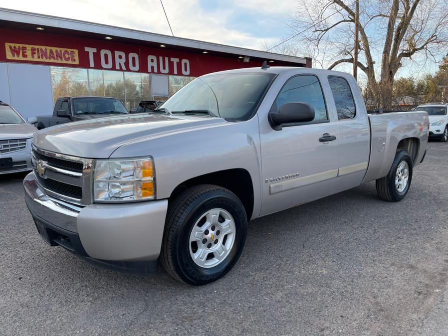 2008 Chevrolet Silverado 1500 LT 4WD Extended Cab 5.3 V8, available for sale in East Windsor, Connecticut | Toro Auto. East Windsor, Connecticut