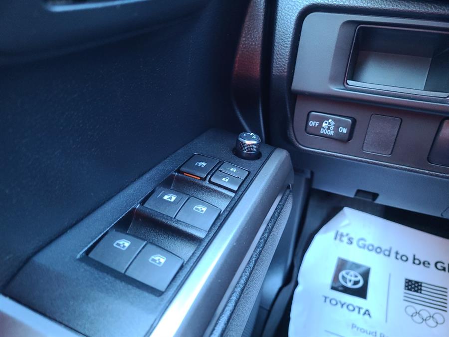 2017 Toyota Tacoma SR5 Double Cab V6 4x4, available for sale in Waterbury, Connecticut | National Auto Brokers, Inc.. Waterbury, Connecticut 2017 Toyota Tacoma SR5 Double Cab V6 4x4, available for sale in Waterbury, Connecticut | National Auto Brokers, Inc.. Waterbury, Connecticut