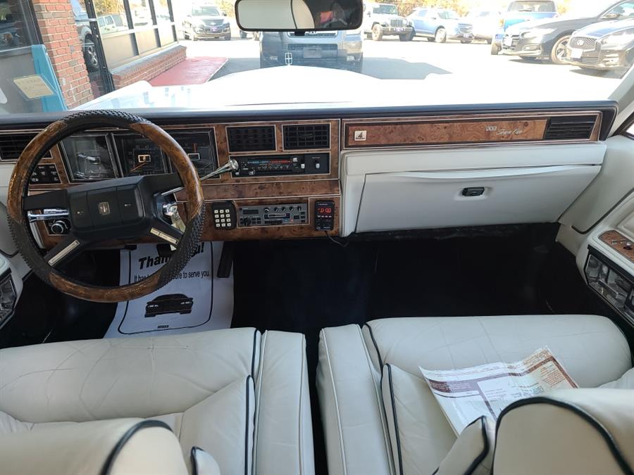 1987 Lincoln Town Car 4dr Sedan Signature, available for sale in Waterbury, Connecticut | National Auto Brokers, Inc.. Waterbury, Connecticut 1987 Lincoln Town Car 4dr Sedan Signature, available for sale in Waterbury, Connecticut | National Auto Brokers, Inc.. Waterbury, Connecticut
