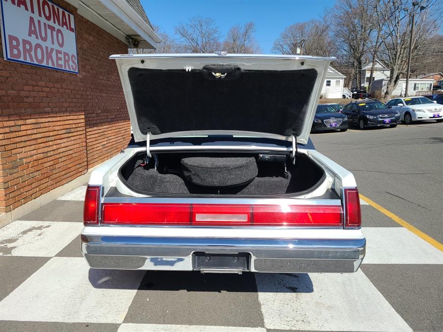 1987 Lincoln Town Car 4dr Sedan Signature, available for sale in Waterbury, Connecticut | National Auto Brokers, Inc.. Waterbury, Connecticut 1987 Lincoln Town Car 4dr Sedan Signature, available for sale in Waterbury, Connecticut | National Auto Brokers, Inc.. Waterbury, Connecticut