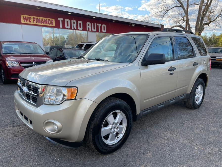 2010 Ford Escape 4WD 2.5 4 cyl XLT w/ Sunroof, available for sale in East Windsor, Connecticut | Toro Auto. East Windsor, Connecticut