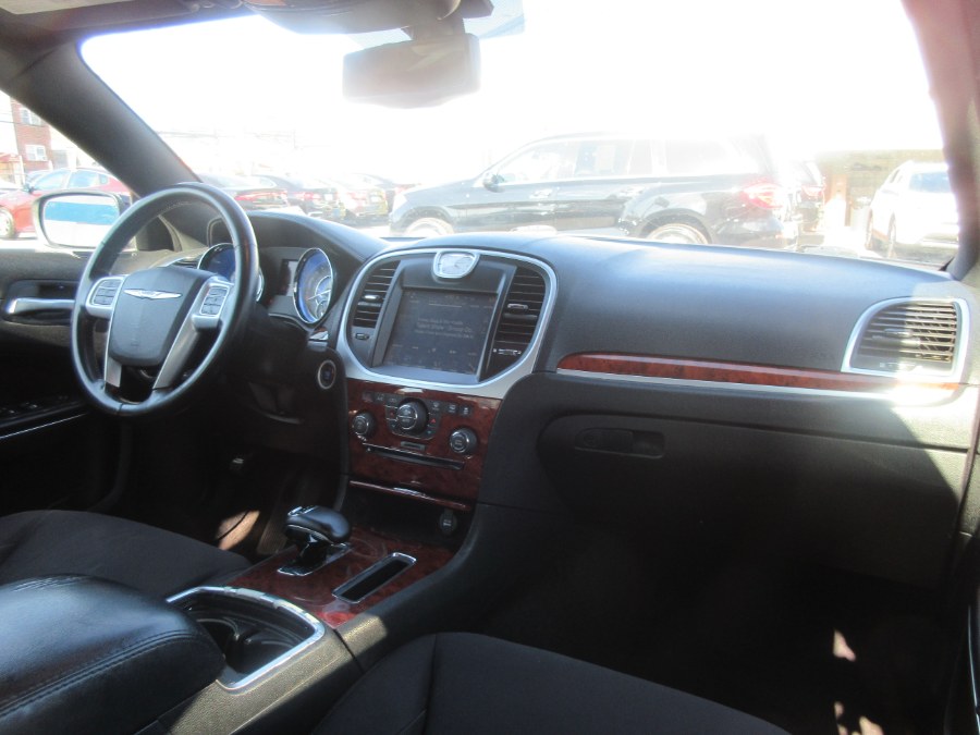 Used Chrysler 300 4dr Sdn V6 RWD 2012 | Route 27 Auto Mall. Linden, New Jersey Used Chrysler 300 4dr Sdn V6 RWD 2012 | Route 27 Auto Mall. Linden, New Jersey