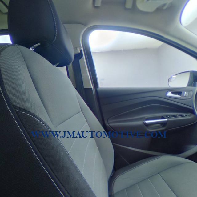 2016 Ford Escape 4WD 4dr SE, available for sale in Naugatuck, Connecticut | J&M Automotive Sls&Svc LLC. Naugatuck, Connecticut 2016 Ford Escape 4WD 4dr SE, available for sale in Naugatuck, Connecticut | J&M Automotive Sls&Svc LLC. Naugatuck, Connecticut