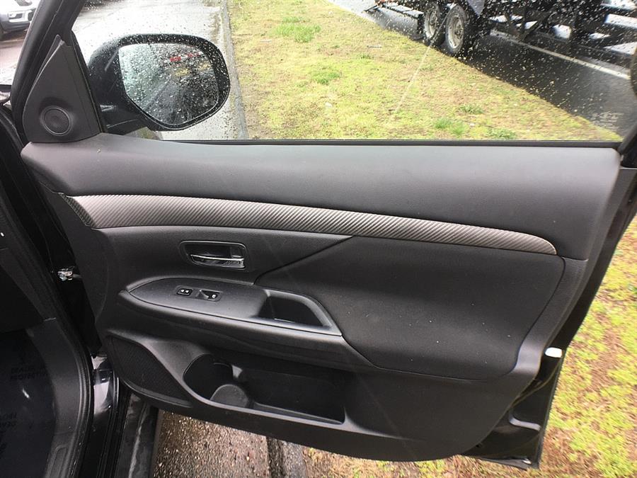 Used Mitsubishi Outlander 4WD 4dr SE 2016 | Smart Buy Auto Sales, LLC. Wallingford, Connecticut Used Mitsubishi Outlander 4WD 4dr SE 2016 | Smart Buy Auto Sales, LLC. Wallingford, Connecticut