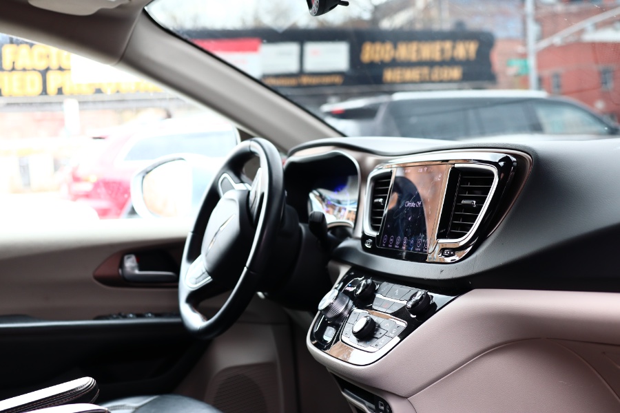 Used Chrysler Pacifica Touring L FWD 2018 | Hillside Auto Mall Inc.. Jamaica, New York Used Chrysler Pacifica Touring L FWD 2018 | Hillside Auto Mall Inc.. Jamaica, New York