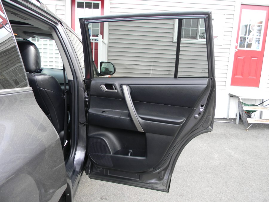 2013 Toyota Highlander 4WD 4dr V6 Plus (Natl), available for sale in Paterson, New Jersey | DZ Automall. Paterson, New Jersey 2013 Toyota Highlander 4WD 4dr V6 Plus (Natl), available for sale in Paterson, New Jersey | DZ Automall. Paterson, New Jersey