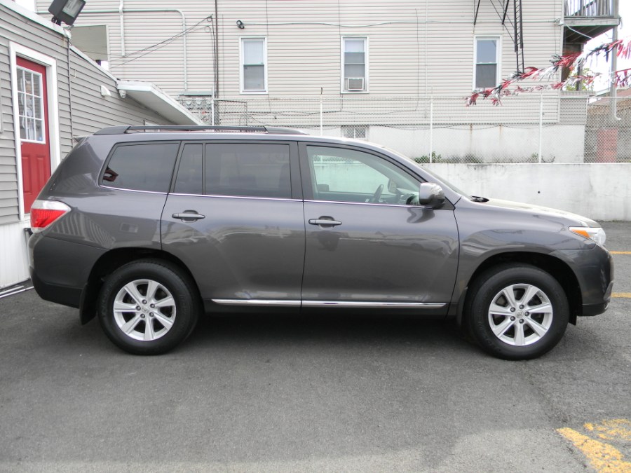 2013 Toyota Highlander 4WD 4dr V6 Plus (Natl), available for sale in Paterson, New Jersey | DZ Automall. Paterson, New Jersey 2013 Toyota Highlander 4WD 4dr V6 Plus (Natl), available for sale in Paterson, New Jersey | DZ Automall. Paterson, New Jersey