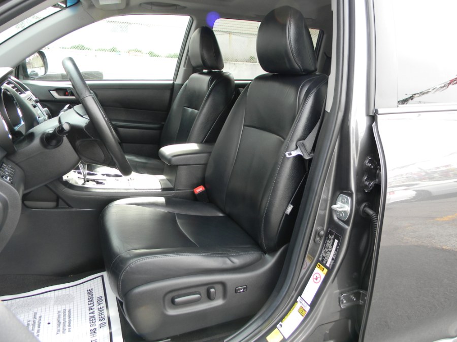 2013 Toyota Highlander 4WD 4dr V6 Plus (Natl), available for sale in Paterson, New Jersey | DZ Automall. Paterson, New Jersey 2013 Toyota Highlander 4WD 4dr V6 Plus (Natl), available for sale in Paterson, New Jersey | DZ Automall. Paterson, New Jersey