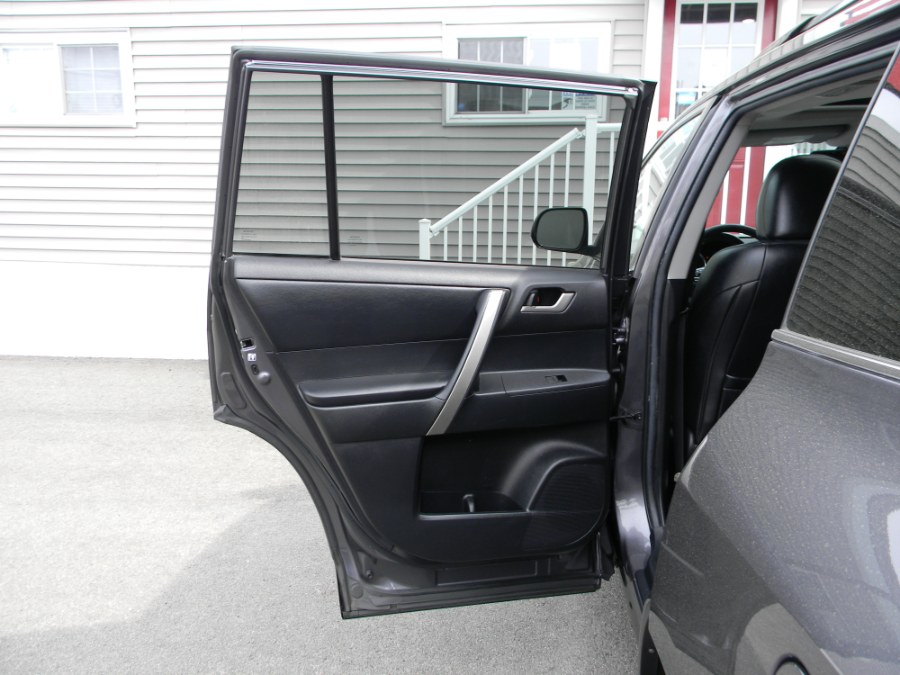 2013 Toyota Highlander 4WD 4dr V6 Plus (Natl), available for sale in Paterson, New Jersey | DZ Automall. Paterson, New Jersey 2013 Toyota Highlander 4WD 4dr V6 Plus (Natl), available for sale in Paterson, New Jersey | DZ Automall. Paterson, New Jersey
