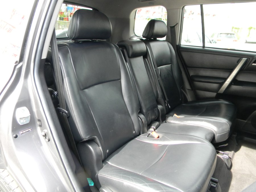 2013 Toyota Highlander 4WD 4dr V6 Plus (Natl), available for sale in Paterson, New Jersey | DZ Automall. Paterson, New Jersey 2013 Toyota Highlander 4WD 4dr V6 Plus (Natl), available for sale in Paterson, New Jersey | DZ Automall. Paterson, New Jersey