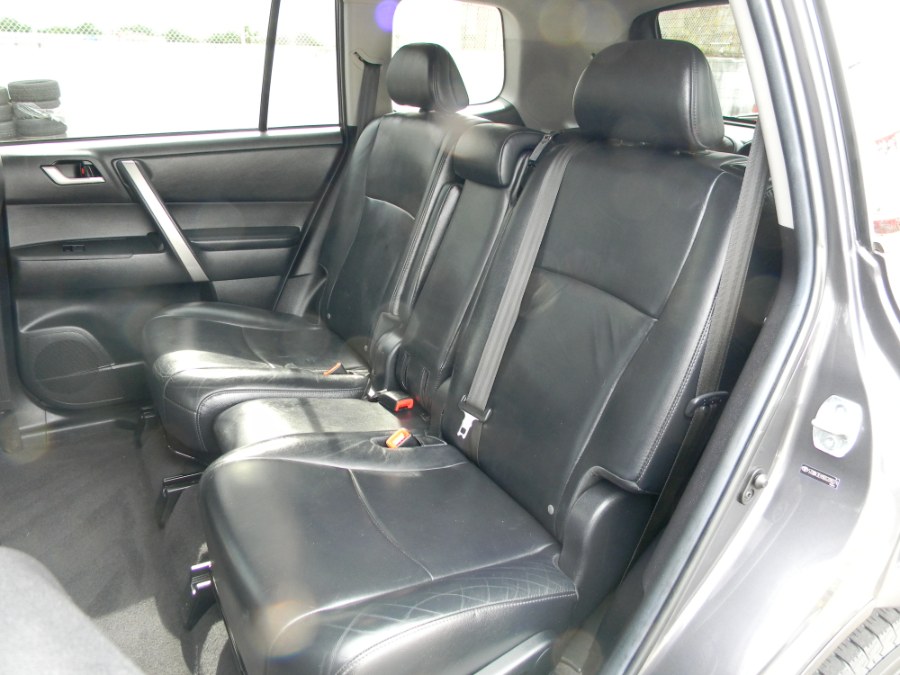 2013 Toyota Highlander 4WD 4dr V6 Plus (Natl), available for sale in Paterson, New Jersey | DZ Automall. Paterson, New Jersey 2013 Toyota Highlander 4WD 4dr V6 Plus (Natl), available for sale in Paterson, New Jersey | DZ Automall. Paterson, New Jersey