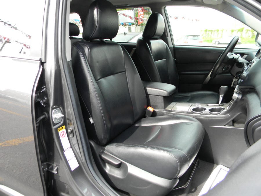 2013 Toyota Highlander 4WD 4dr V6 Plus (Natl), available for sale in Paterson, New Jersey | DZ Automall. Paterson, New Jersey 2013 Toyota Highlander 4WD 4dr V6 Plus (Natl), available for sale in Paterson, New Jersey | DZ Automall. Paterson, New Jersey