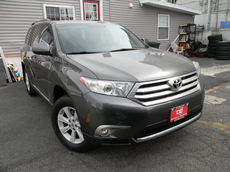 2013 Toyota Highlander 4WD 4dr V6 Plus (Natl), available for sale in Paterson, New Jersey | DZ Automall. Paterson, New Jersey 2013 Toyota Highlander 4WD 4dr V6 Plus (Natl), available for sale in Paterson, New Jersey | DZ Automall. Paterson, New Jersey
