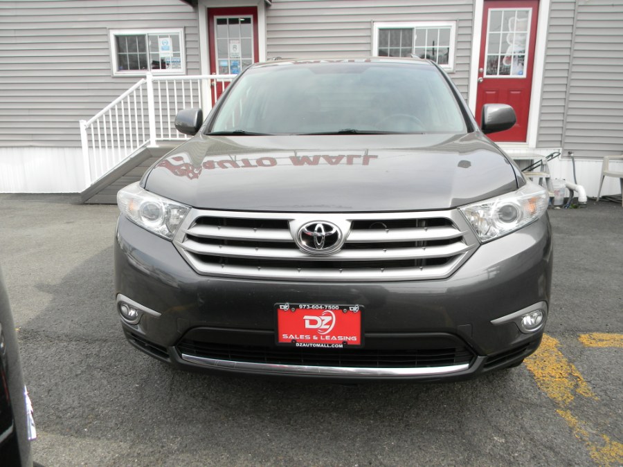 2013 Toyota Highlander 4WD 4dr V6 Plus (Natl), available for sale in Paterson, New Jersey | DZ Automall. Paterson, New Jersey 2013 Toyota Highlander 4WD 4dr V6 Plus (Natl), available for sale in Paterson, New Jersey | DZ Automall. Paterson, New Jersey