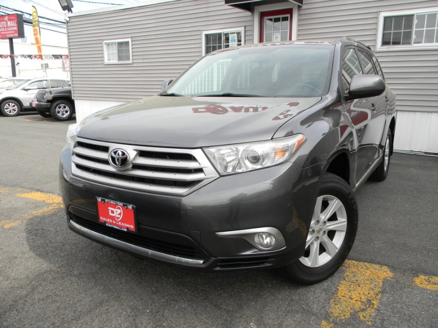 2013 Toyota Highlander 4WD 4dr V6 Plus (Natl), available for sale in Paterson, New Jersey | DZ Automall. Paterson, New Jersey 2013 Toyota Highlander 4WD 4dr V6 Plus (Natl), available for sale in Paterson, New Jersey | DZ Automall. Paterson, New Jersey