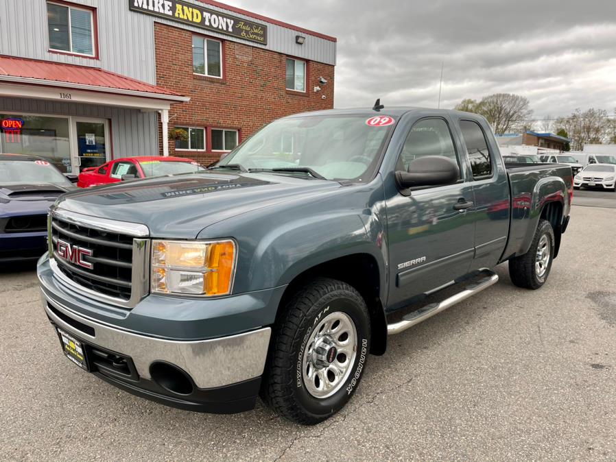 2009 GMC Sierra 1500 4WD Ext Cab 143.5" SL, available for sale in South Windsor, Connecticut | Mike And Tony Auto Sales, Inc. South Windsor, Connecticut