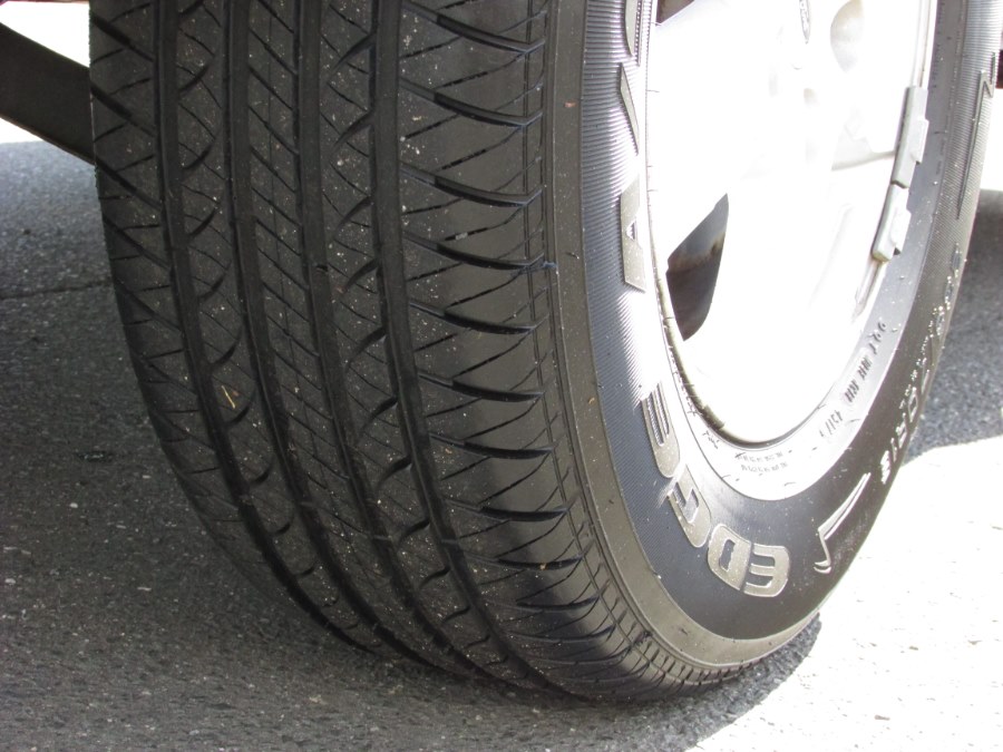 Used Ford Escape 4WD 4dr I4 Auto XLS 2009 | United Auto Sales of E Windsor, Inc. East Windsor, Connecticut Used Ford Escape 4WD 4dr I4 Auto XLS 2009 | United Auto Sales of E Windsor, Inc. East Windsor, Connecticut
