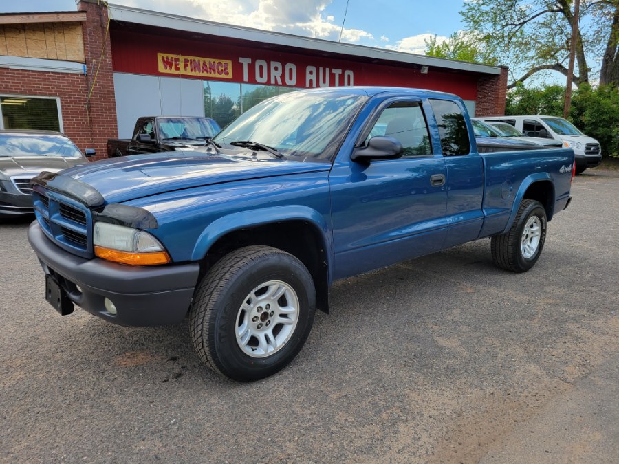 2003 Dodge Dakota SXT 4WD~~5 Speed Manual~~ Club Cab, available for sale in East Windsor, Connecticut | Toro Auto. East Windsor, Connecticut