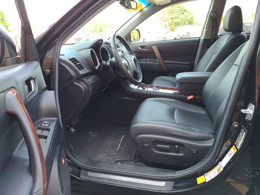 Used Toyota Highlander 4WD 4dr V6 Limited 2013 | National Auto Brokers, Inc.. Waterbury, Connecticut Used Toyota Highlander 4WD 4dr V6 Limited 2013 | National Auto Brokers, Inc.. Waterbury, Connecticut