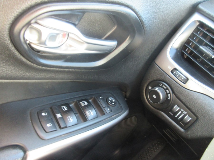 2019 Jeep Cherokee Latitude Plus 4x4, available for sale in Linden, New Jersey | Route 27 Auto Mall. Linden, New Jersey 2019 Jeep Cherokee Latitude Plus 4x4, available for sale in Linden, New Jersey | Route 27 Auto Mall. Linden, New Jersey