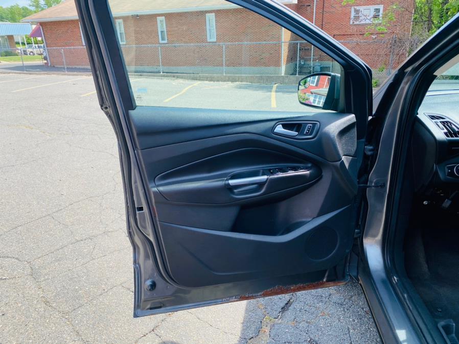 2013 Ford Escape FWD 4dr SE, available for sale in New Britain, Connecticut | Supreme Automotive. New Britain, Connecticut 2013 Ford Escape FWD 4dr SE, available for sale in New Britain, Connecticut | Supreme Automotive. New Britain, Connecticut