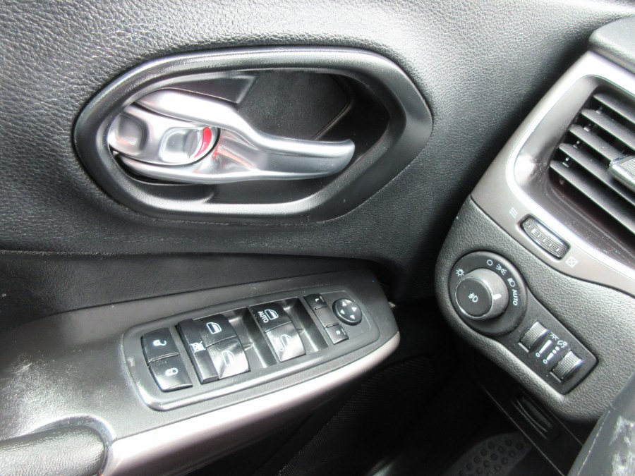 Used Jeep Cherokee Latitude Plus 4x4 2019 | Route 27 Auto Mall. Linden, New Jersey Used Jeep Cherokee Latitude Plus 4x4 2019 | Route 27 Auto Mall. Linden, New Jersey