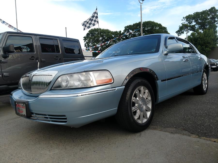 Used Lincoln Town Car 4dr Sdn Signature Limited 2006 | Alpine Motors Inc. Wantagh, New York Used Lincoln Town Car 4dr Sdn Signature Limited 2006 | Alpine Motors Inc. Wantagh, New York